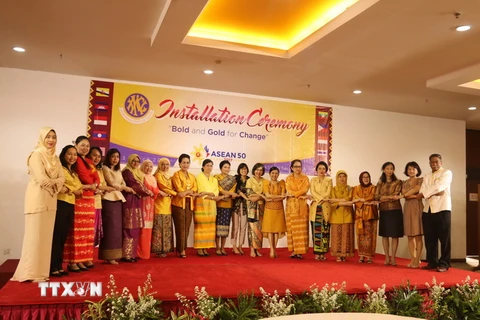 Ban chấp hành Hội phụ nữ ASEAN mới nhiệm kỳ 2017-2018. (Ảnh: Đỗ Quyên/TTXVN)