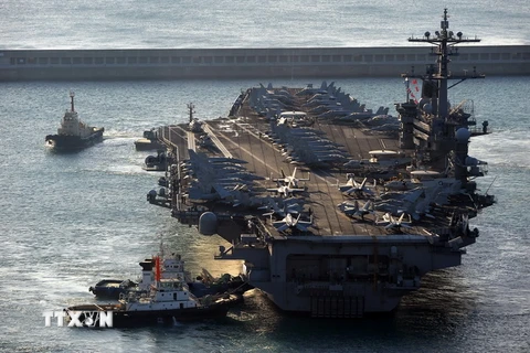 Tàu sân bay USS CVN-70 Carl Vinson tại thành phố cảng miền nam Busan, Hàn Quốc. (Nguồn: AFP/TTXVN)