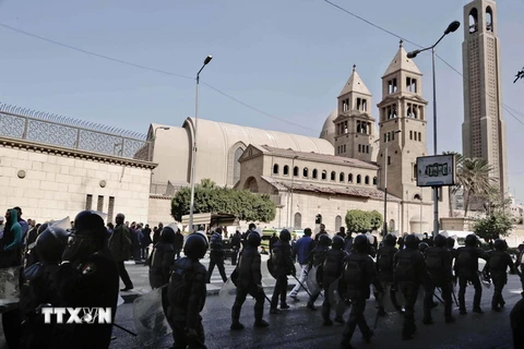 Nhân viên an ninh Ai Cập gác bên ngoài nhà thờ thuộc Giáo hội Cơ Đốc ở thủ đô Cairo sau một vụ nổ do phiến quân Hồi giáo thực hiện tháng 12/2016. (Nguồn: AP/TTXVN)