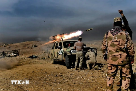Quân đội Iraq bắn tên lửa vào các mục tiêu của IS trong chiến dịch quân sự tại Mosul. (Nguồn: AFP/TTXVN)
