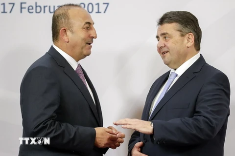 Ngoại trưởng Đức Sigmar Gabriel (phải) và Ngoại trưởng Thổ Nhĩ Kỳ Mevlut Cavusoglu (trái) tại Hội nghị Ngoại trưởng G20 ở Bonn, Đức ngày 16/2. (Nguồn: EPA/TTXVN)