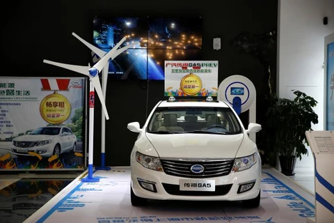 Mẫu xe điện Trumpchi GA5 được trưng bày tại một đại lý xe hơi điện ở Thượng Hải, Trung Quốc. (Nguồn: Reuters)