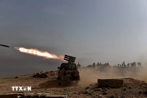 Quân đội Iraq bắn tên lửa vào các mục tiêu của IS trong chiến dịch quân sự tại Mosul. (Nguồn: AFP/TTXVN)