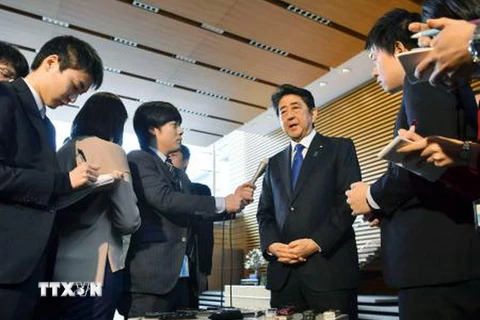 Thủ tướng Nhật Bản Shinzo Abe (giữa) trả lời phỏng vấn báo chí ở Tokyo ngày 6/3. (Nguồn: Kyodo/TTXVN)