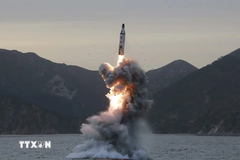 Tên lửa đạn đạo chiến lược của Triều Tiên được phóng từ tàu ngầm tại một địa điểm bí mật ở Triều Tiên. (Nguồn: EPA/TTXVN)