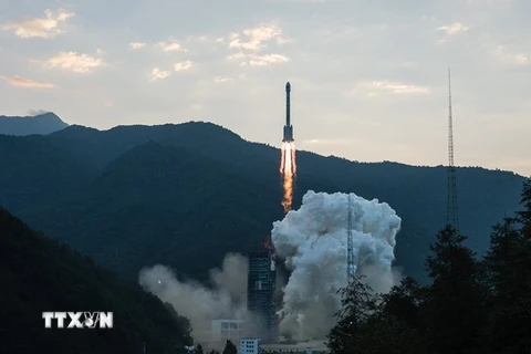 Tên lửa Trường Chinh-3B mang theo vệ tinh Bắc Đẩu rời bệ phóng tháng 9/2015. (Nguồn: THX/TTXVN)
