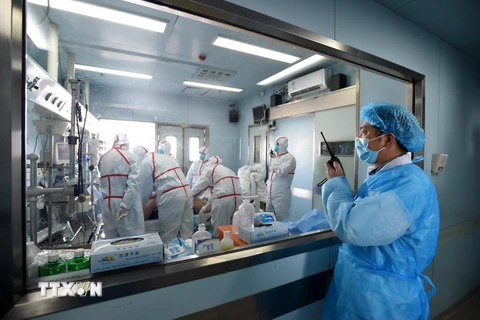 Bệnh nhân nhiễm virus H7N9 được điều trị tại một bệnh viện ở Vũ Hán, Hồ Bắc (Trung Quốc) ngày 12/2. (Nguồn: AFP/TTXVN)