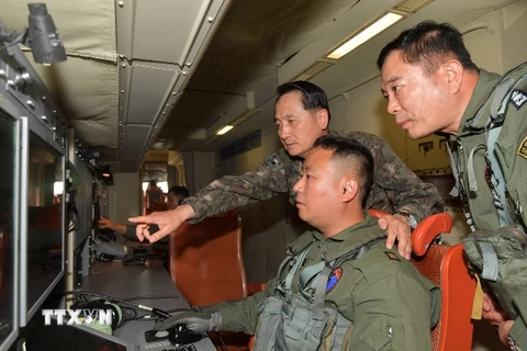 Tư lệnh Hải quân Hàn Quốc Um Hyun-seong (trái) thị sát một cuộc tập trận của Hải quân Hàn quốc. (Nguồn: YONHAP/TTXVN)