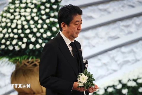 Thủ tướng Nhật Bản Shinzo Abe tưởng niệm các nạn nhân thảm họa động đất sóng thần năm 2011 tại Đài tưởng niệm quốc gia ở Tokyo ngày 11/3. (Nguồn: Kyodo/ TTXVN)