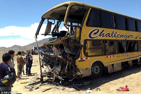 Hiện trường một vụ tai nạn xe khách tại Peru. (Nguồn: Reuters)