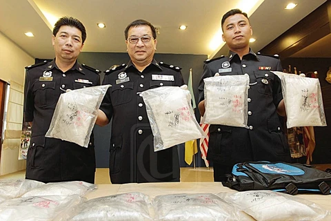 Ông Guan Beng Kang (giữa) và các tang vật của vụ án (Nguồn: malaysiandigest.com)