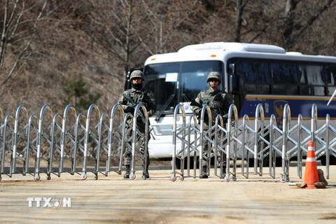 Binh sỹ Hàn Quốc gác tại lối vào sân golf tại Seongju, thuộc khu vực phía đông nam của Hàn Quốc, địa điểm sẽ đặt hệ thống THAAD. (Nguồn: Yonhap/TTXVN)