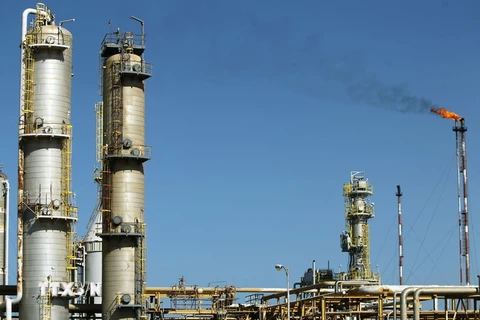 Một nhà máy lọc dầu ở al-Buraqah, phía bắc Libya. (Nguồn: AFP/TTXVN)