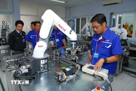 Xưởng thực hành cơ điện tử và robot tự động hóa tại Trung tâm Đào tạo Khu Công nghệ cao TP. Hồ Chí Minh. (Ảnh: Mạnh Linh/TTXVN)