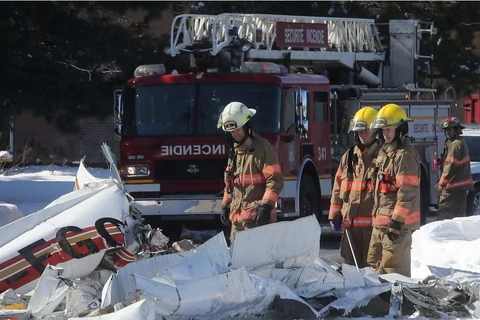 Một chiếc máy bay rơi xuống bãi đậu xe, trong khi một chiếc khác rơi xuống mái của trung tâm mua sắm. (Nguồn: montrealgazette.com)