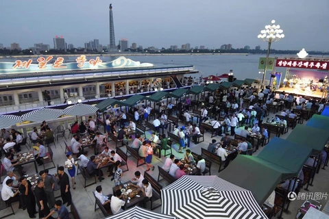Người dân Triều Tiên tụ tập tại nhà hàng nổi trên sông Taedong, một địa điểm nổi tiếng của Bình Nhưỡng. (Nguồn: QQ)