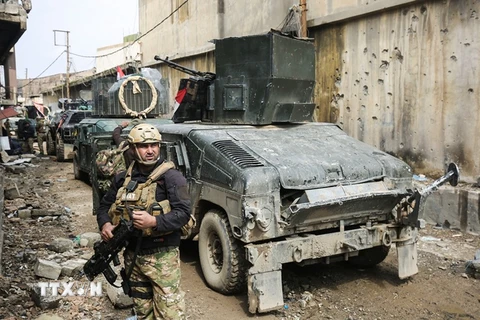 Các lực lượng Iraq tiến vào khu vực thành cổ của Mosul trong chiến dịch giành lại quyền kiểm soát thành phố này từ phiến quân IS. (Nguồn: AFP/TTXVN)
