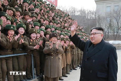 Nhà lãnh đạo Triều Tiên Kim Jong-un thăm một đơn vị quân đội ngày 1/3. (Nguồn: YONHAP/TTXVN)