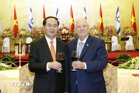 Chủ tịch nước Trần Đại Quang và Tổng thống Israel Reuven Ruvi Rivlin tại Tiệc chiêu đãi. (Ảnh: Nhan Sáng/TTXVN)