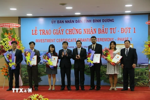 Các nhà đầu tư nhận Giấy chứng nhận đầu tư tại buổi lễ. (Ảnh: Nguyễn Văn Việt/TTXVN)