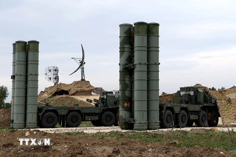 Hệ thống tên lửa S-400 Triumf của Nga tại căn cứ quân sự Hmeimim ở tỉnh Latakia, tây bắc Syria ngày 16/12/2015. (Nguồn: AFP/TTXVN)