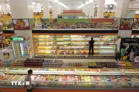 Khách hàng mua sắm tạin một siêu thị ở Singapore. (Nguồn: EPA/TTXVN)