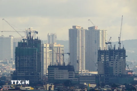  Các tòa nhà đang được xây dựng tại thủ đô Manila, Philippines. (Nguồn: AFP/TTXVN)