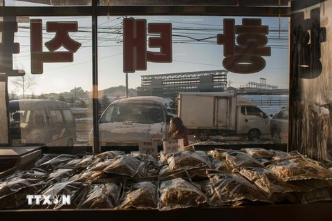 Cá khô được bày bán tại một gian hàng ở Pyeongchang, Hàn Quốc ngày 23/1. (Nguồn: AFP/TTXVN)