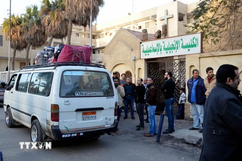 Người dân rời bỏ nhà cửa ở tỉnh Bắc Sinai tới tị nạn tại một nhà thờ Thiên chúa giáo ở tỉnh Ismailia. (Nguồn: EPA/TTXVN)