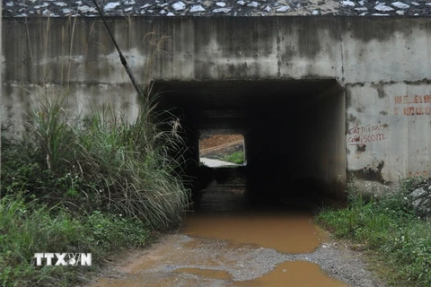 Cống chui dân sinh qua đường cao tốc thường xuyên bị ngập nước. (Ảnh: Đinh Hữu Dư/TTXVN)