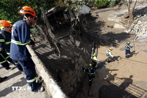Nhân viên cứu hộ Chile tìm kiếm nạn nhân mất tích sau trận mưa lớn gây lở đất ở San Jose de Maipo, gần Santiago, ngày 26/2. (Nguồn: EPA/TTXVN)