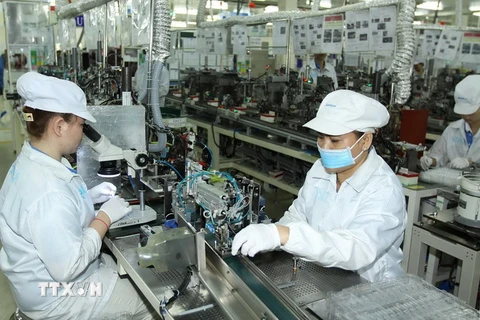 Sản xuất linh kiện điện tử kỹ thuật cao tại Cty TNHH Nidec Sankyo Việt Nam (Nhật Bản) trong Khu Công nghệ cao TP.Hồ Chí Minh. (Ảnh: Thanh Vũ/TTXVN)