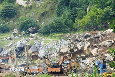 Hoạt động xay đá sau khi nổ mìn tại các mỏ đá xung quanh núi Bà Đen. (Ảnh: Thanh Tân/TTXVN)