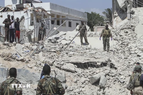 Hiện trường một vụ đánh bom ở Mogadishu. (Nguồn: EPA/TTXVN)