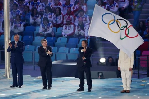 Thị trưởng Pyeongchang, Lee Seok-rae, nhận lá cờ Olympic từ Chủ tịch Ủy ban Olympic quốc tế Thomas Bach ngày 23/2/2014 tại Sochi, Nga. (Nguồn: upi.com)