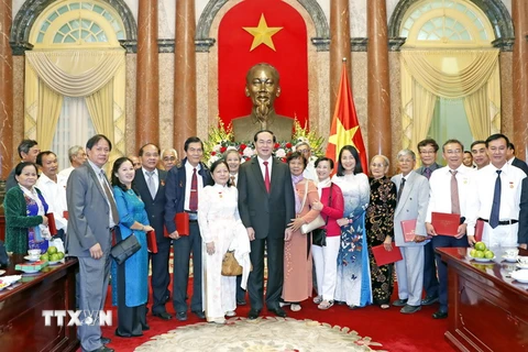 Chủ tịch nước Trần Đại Quang với các đại biểu tham dự buổi gặp. (Ảnh: Nhan Sáng/TTXVN)