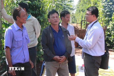Người dân thị trấn Ea Pốk, huyện Cư M’gar phản ánh việc cán bộ cơ sở làm trái quy định hỗ trợ hạn hán của Chính phủ đối với nông dân. (Ảnh: Phạm Cường/TTXVN)