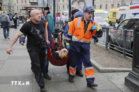 Lực lượng cứu hộ chuyển nạn nhân vụ nổ ở ga tàu điện ngầm Học viện kỹ thuật thành phố Saint Petersburg ngày 3/4. (Nguồn: EPA/TTXVN)