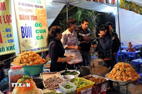 Bánh tôm và bún ốc đặc sản Hồ Tây, Hà Nội. (Ảnh: Thanh Hà/TTXVN)