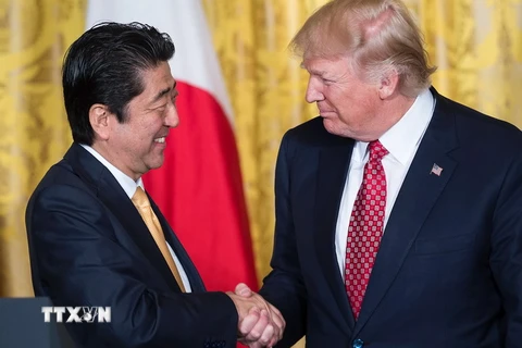 Tổng thống Mỹ Donald Trump (phải) và Thủ tướng Nhật Bản Shinzo Abe. (Nguồn: AFP/TTXVN)