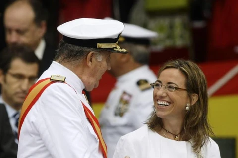 Cựu Bộ trưởng Quốc phòng Tây Ban Nha, bà Carmen Chacon (phải). (Nguồn: Reuters)
