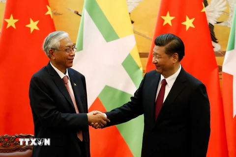  Tổng thống Myanmar U Htin Kyaw (trái) và Chủ tịch Trung Quốc Tập Cận Bình. (Nguồn: AFP/TTXVN)