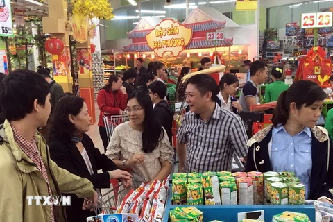Người dân mua sắm tại siêu thị Big C Huế. (Ảnh: Quốc Việt/TTXVN)