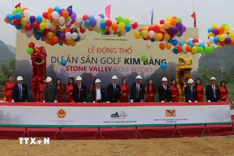 Nghi thức khởi công dự án sân Golf Kim Bảng. (Ảnh: Lưu Thanh Tuấn/TTXVN)