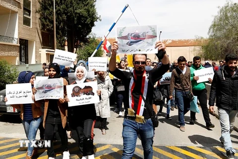  Người dân thủ đô Damascus biểu tình phản đối vụ tấn công bằng tên lửa của Mỹ. (Nguồn: EPA/TTXVN)