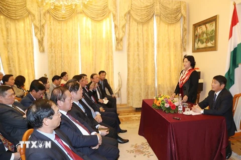 Chủ tịch Quốc hội Nguyễn Thị Kim Ngân đến gặp mặt cán bộ, nhân viên Đại sứ quán Việt Nam tại Hungary. (Ảnh Trọng Đức/TTXVN)