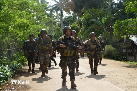 Binh sỹ Philippines tuần tra tại khu vực làng Bongkaong, thị trấn Patikul, tỉnh Sulu, đảo Mindanao. (Nguồn: AFP/TTXVN)