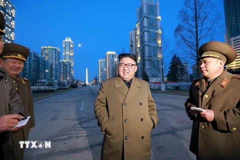 Nhà lãnh đạo Triều Tiên Kim Jong-un (giữa) thăm một công trường xây dựng ở thủ đô Bình Nhưỡng ngày 16/3. (Nguồn: YONHAP/TTXVN)