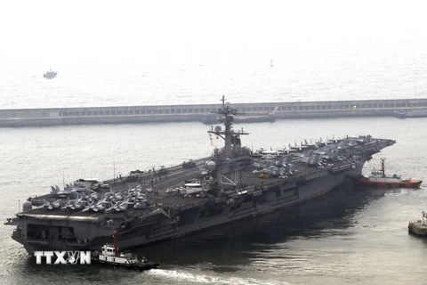 Tàu USS Carl Vinson tại cảng Busan, Hàn Quốc ngày 20/3. (Nguồn: EPA/TTXVN)
