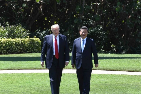  Tổng thống Mỹ Donald Trump (trái) và Chủ tịch Trung Quốc Tập Cận Bình tại cuộc gặp ở West Palm Beach, bang Florida, Mỹ ngày 7/4. (Nguồn: THX/TTXVN)